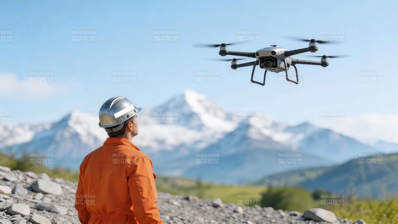 工人佩戴安全帽操控无人机进行野外作业图片