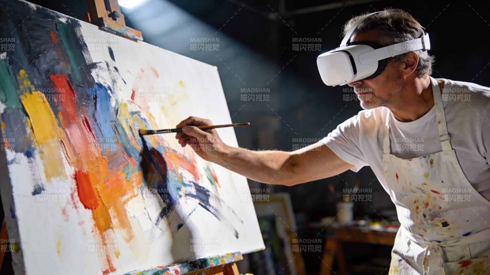 佩戴虚拟现实设备的画家正在画布上创作抽象图片