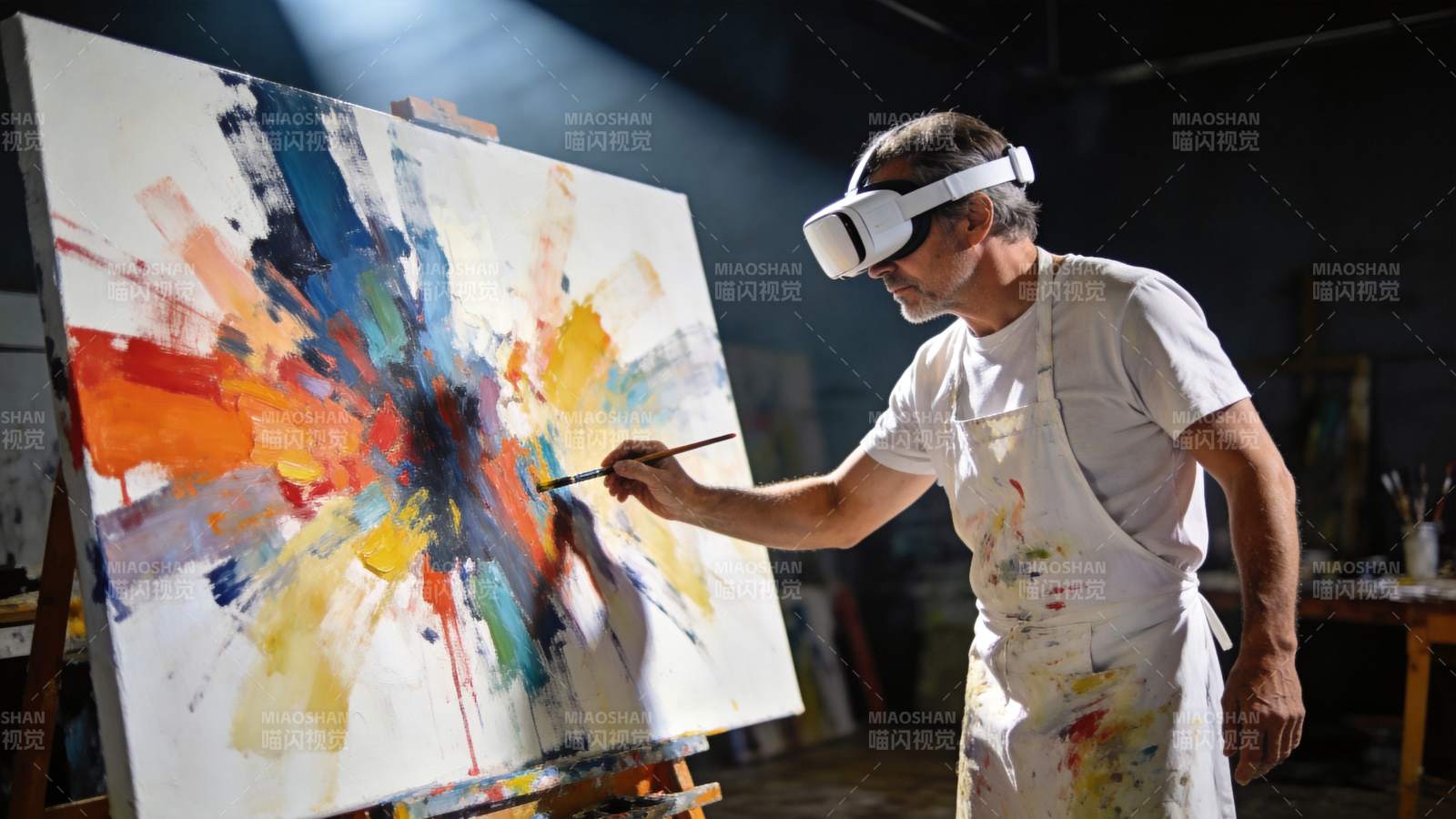 画家佩戴虚拟现实设备进行抽象绘画创作图片
