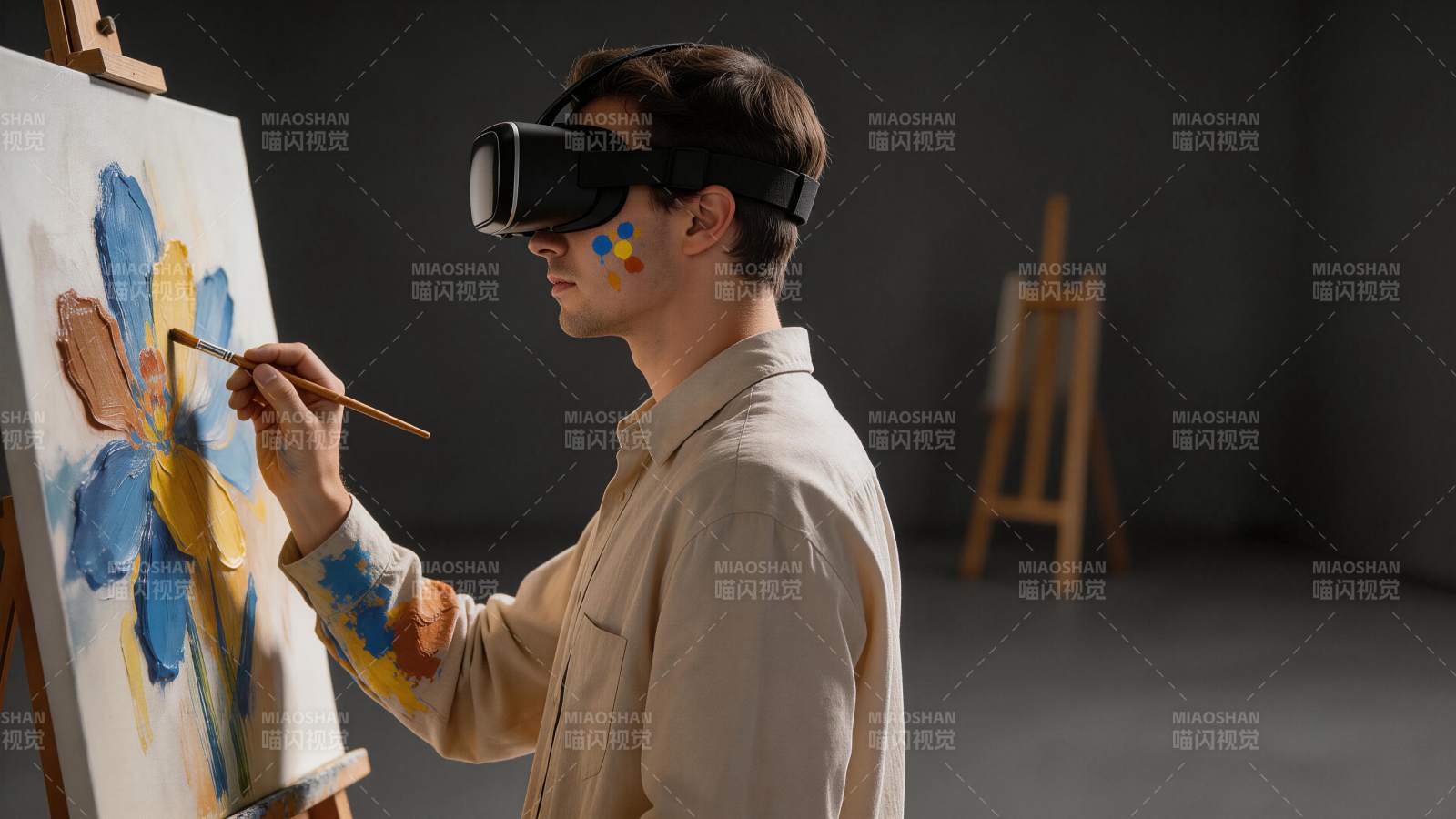 佩戴VR设备的人正在画架前进行数字绘画创图片