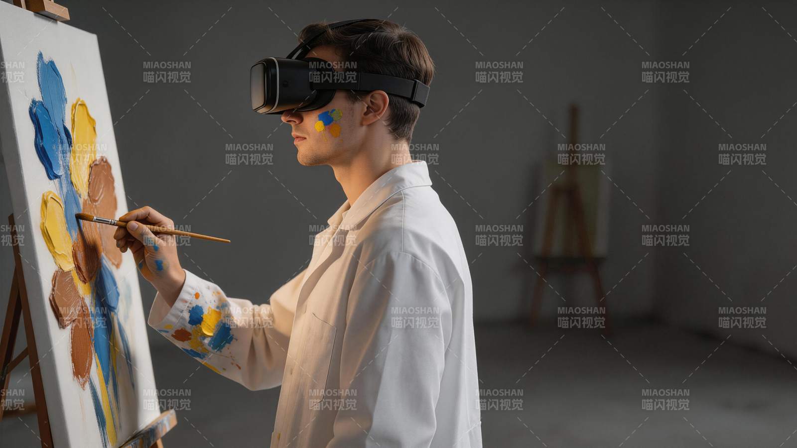 佩戴VR设备的画家正在画布上创作抽象花卉图片