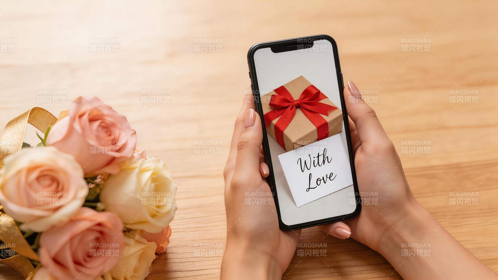 手持手机显示礼盒卡片旁置玫瑰花束图片