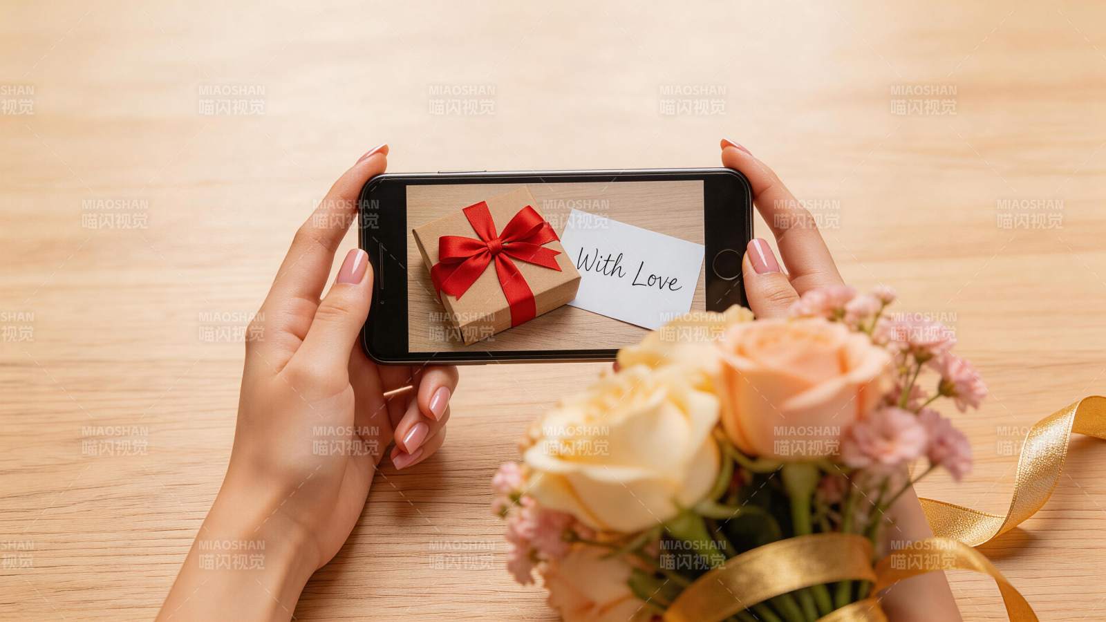 手持手机拍摄礼盒与鲜花的温馨场景图片