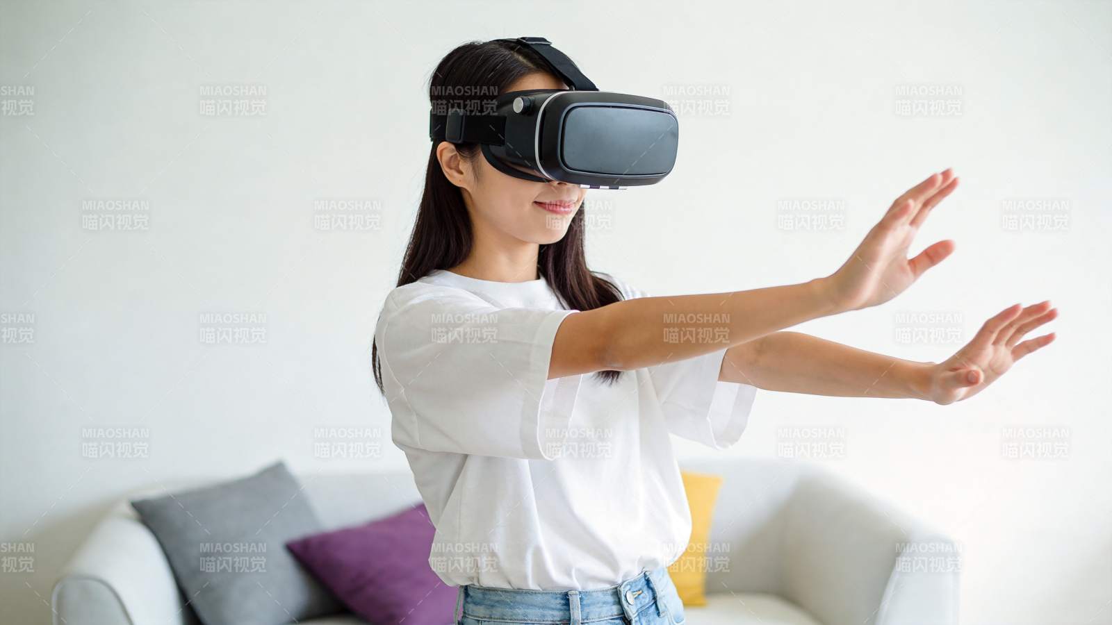 女性佩戴VR设备进行虚拟现实交互体验图片