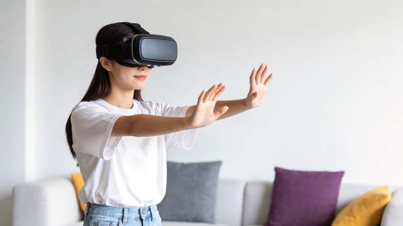 女性佩戴VR设备进行虚拟现实交互体验图片