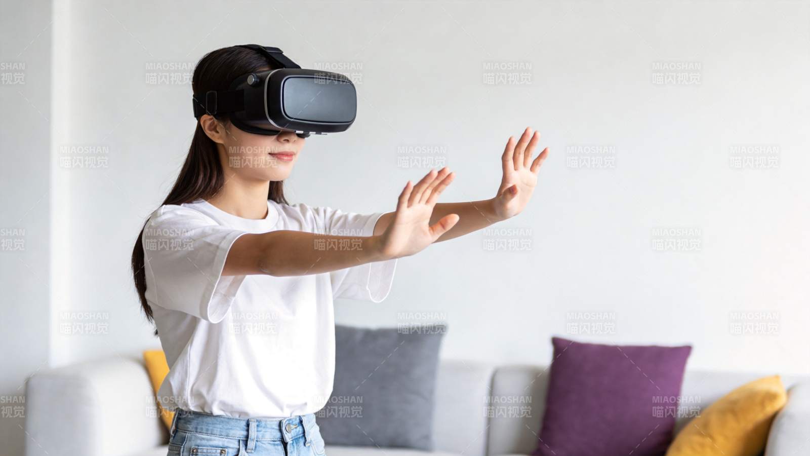 女性佩戴VR设备进行虚拟现实交互体验图片