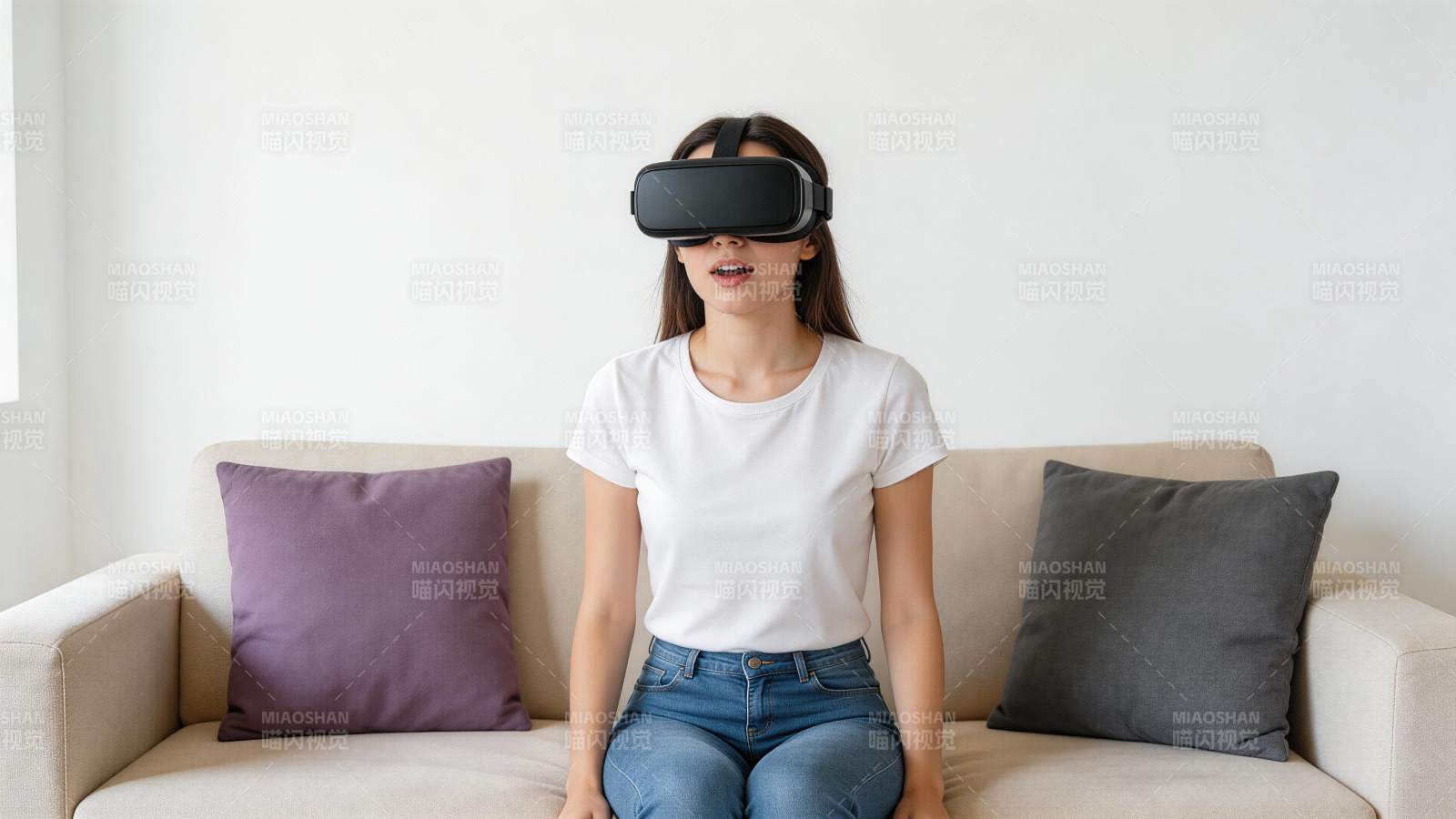 女子佩戴虚拟现实头盔坐在沙发上体验图片