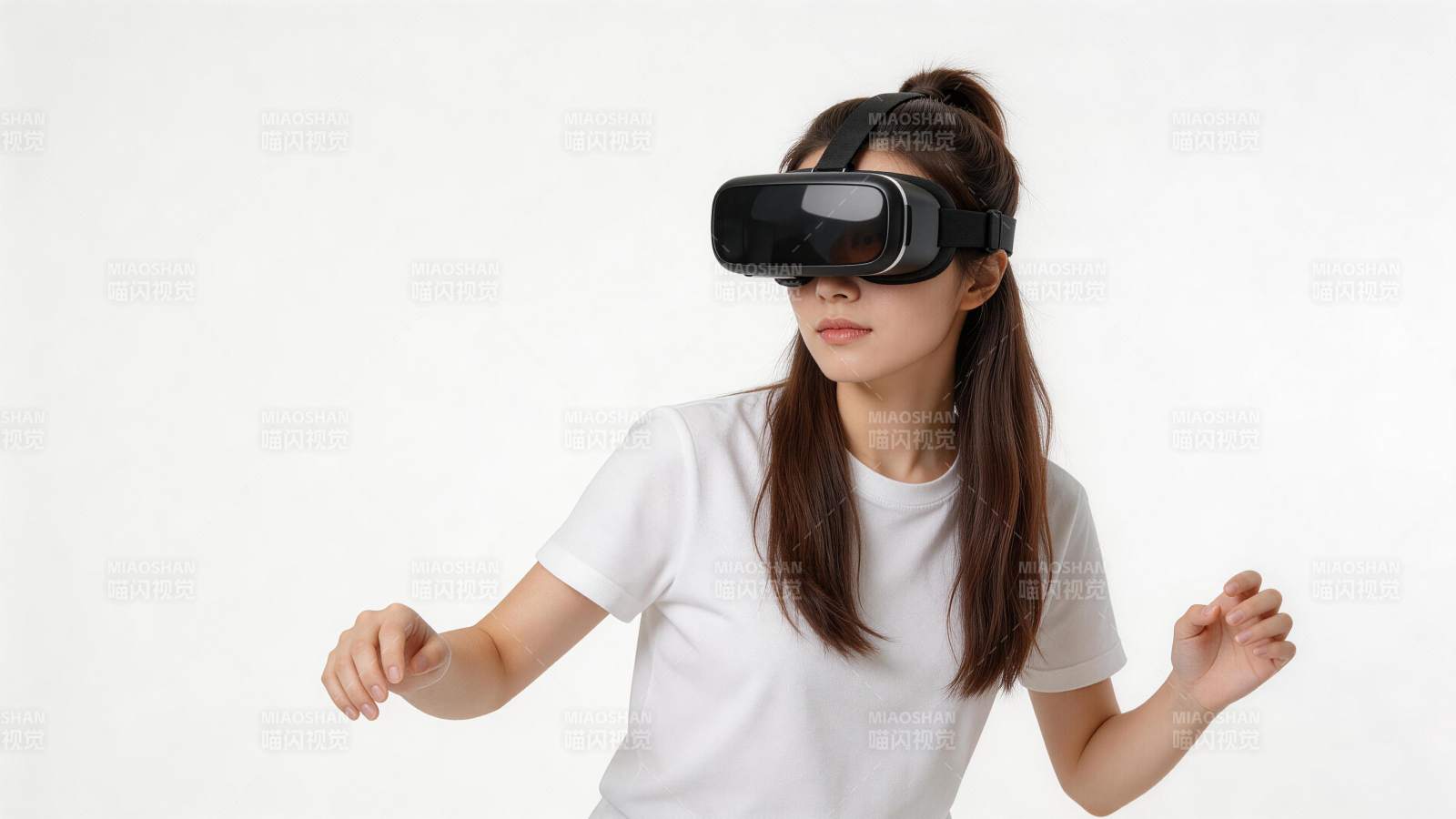 女性佩戴虚拟现实头显进行交互体验图片