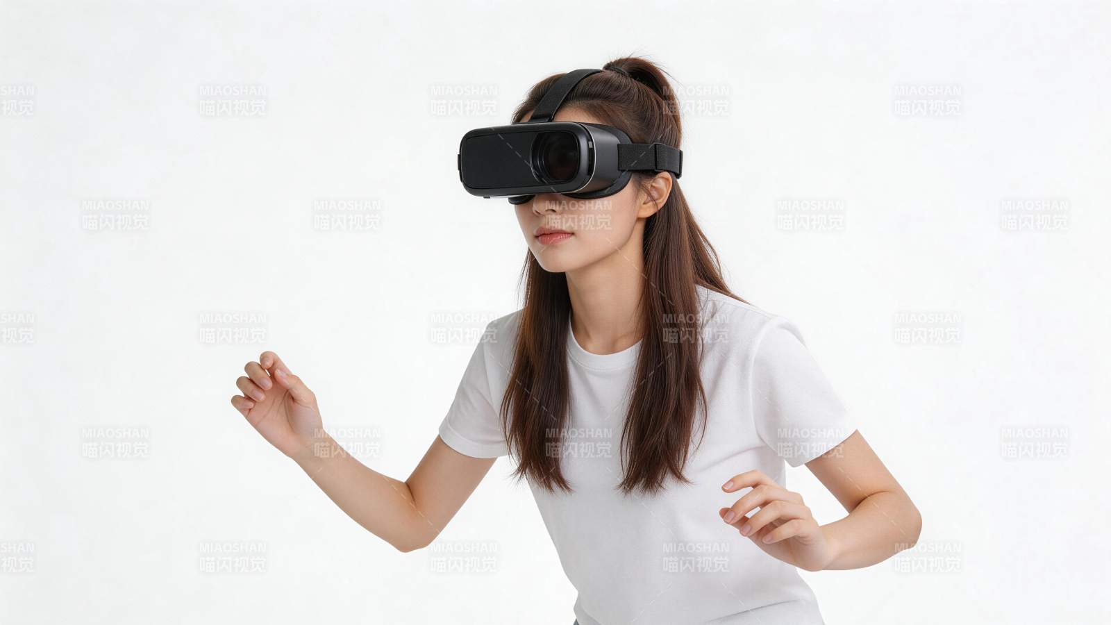 女性佩戴VR眼镜进行虚拟现实体验图片