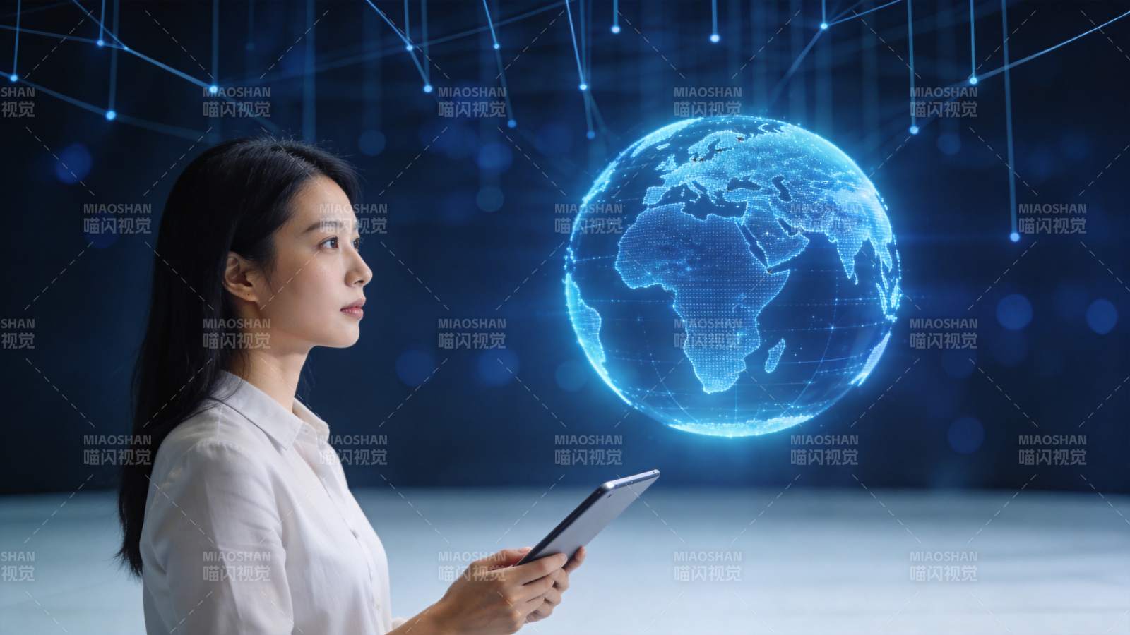 女性手持平板注视全息地球模型图片