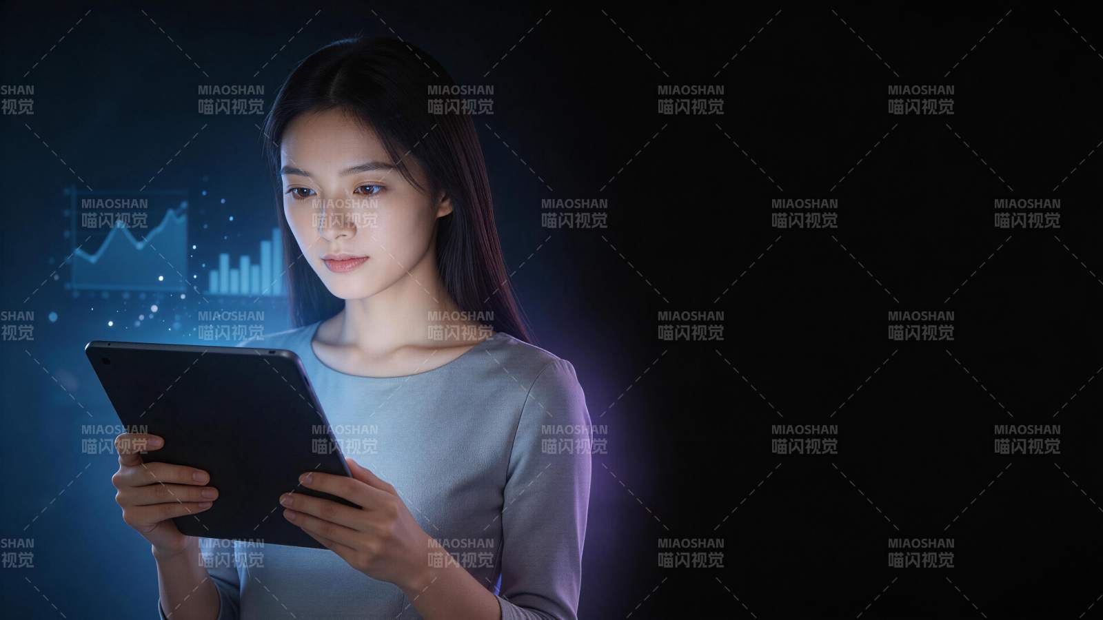 女性手持平板查看蓝色数据图表界面图片