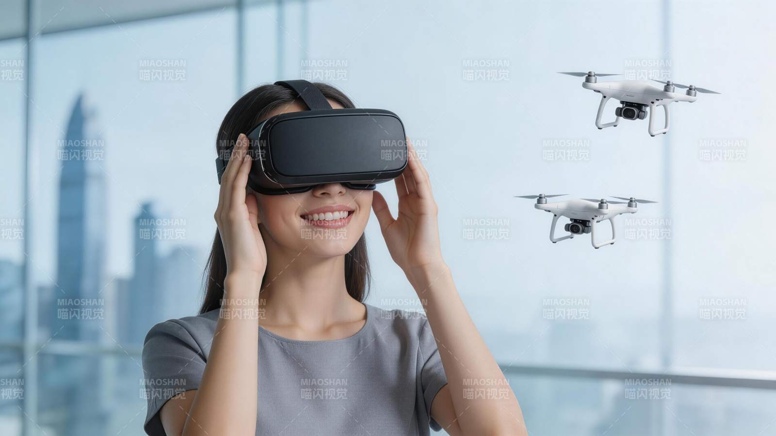 女性佩戴虚拟现实头盔体验无人机飞行图片