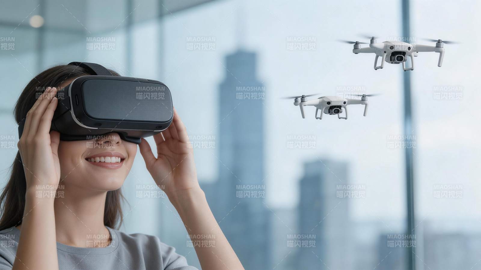 女子佩戴VR眼镜观看空中飞行的无人机图片