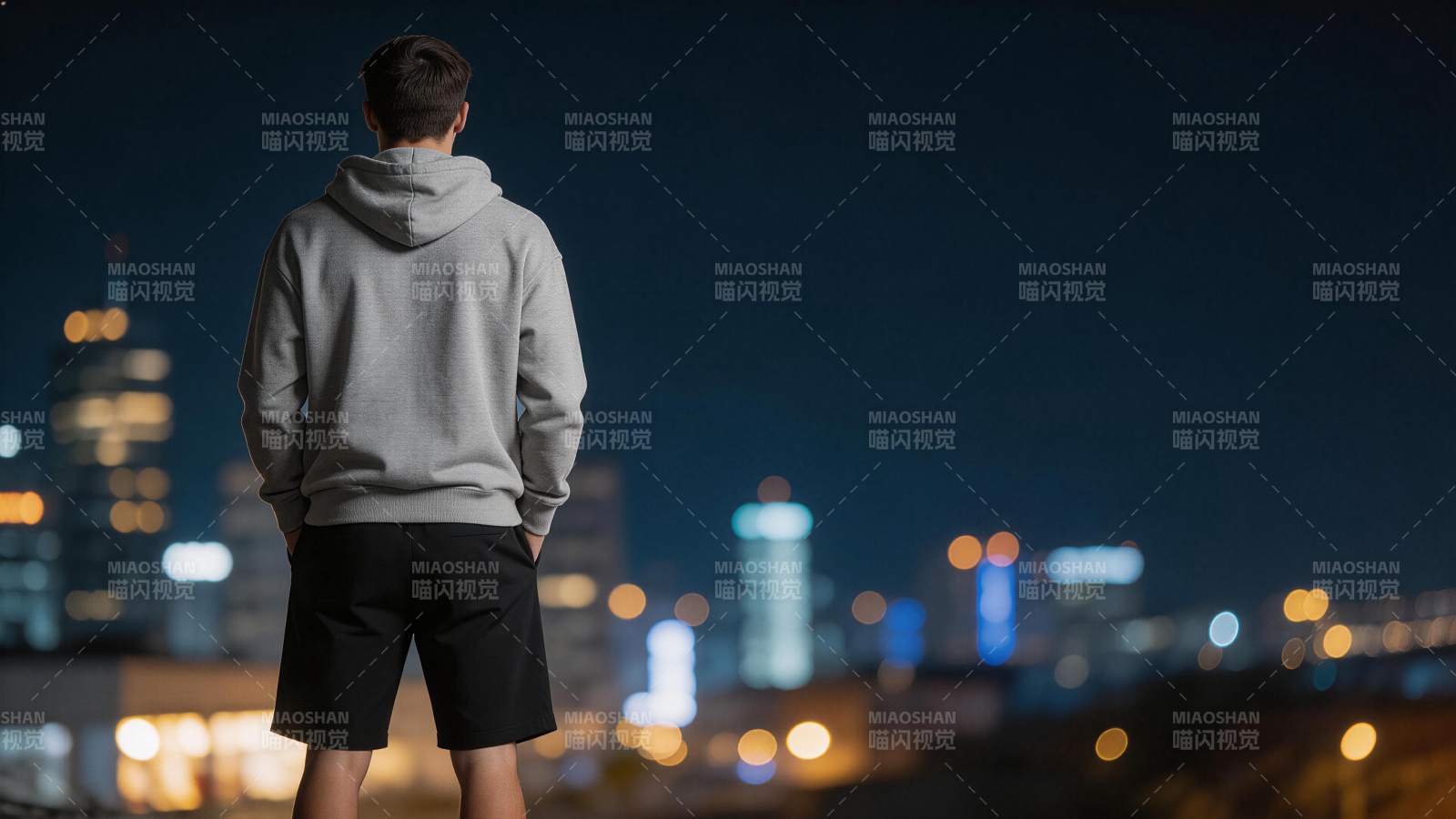 男子背对镜头眺望夜景城市灯光图片