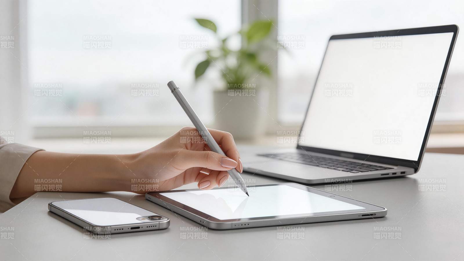 手握触控笔操作平板电脑工作场景图片