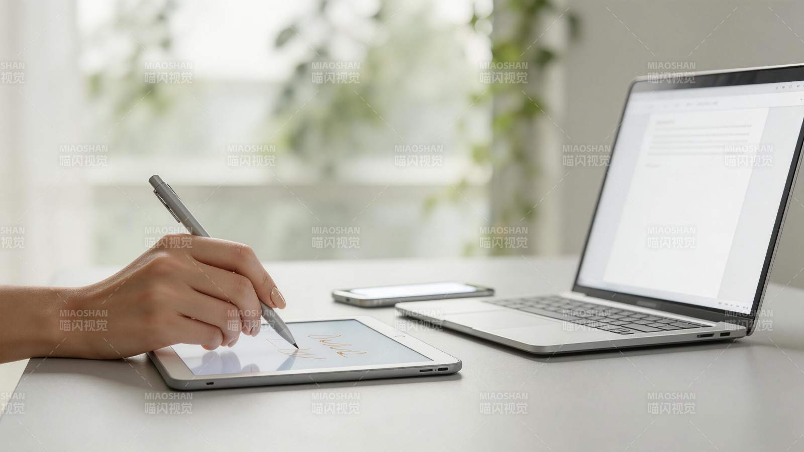 手握触控笔在平板上书写笔记图片