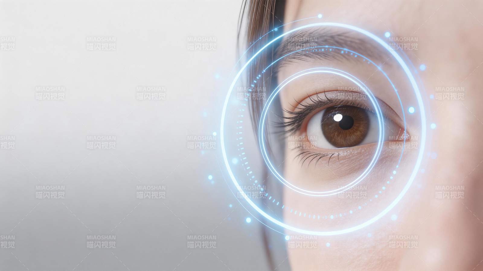 人眼与蓝色科技光环叠加的特写图像图片