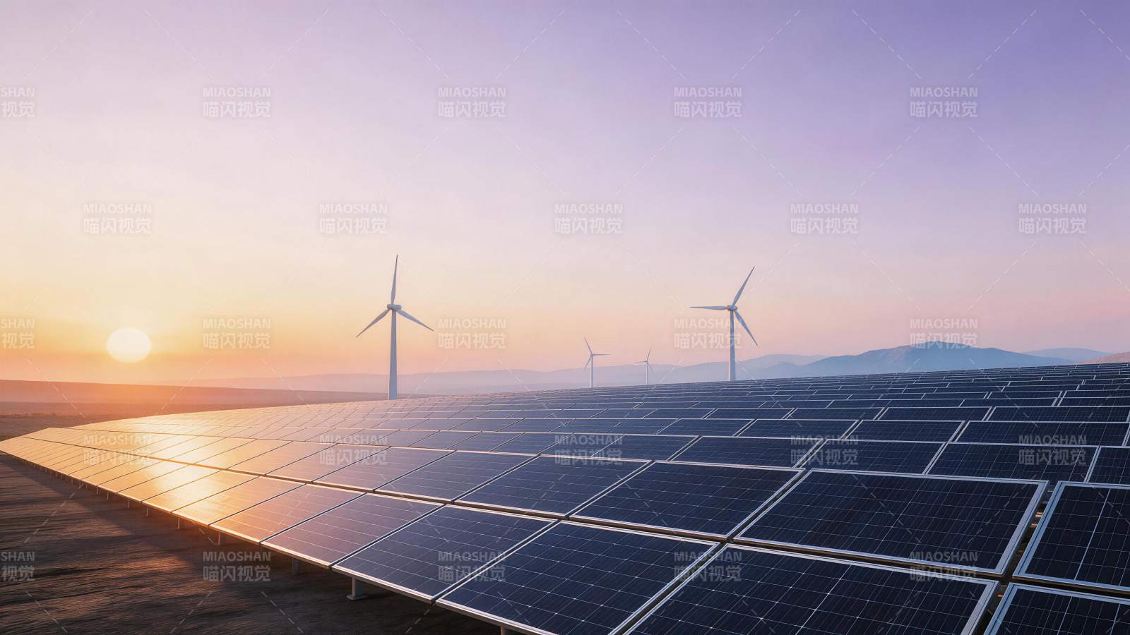 日落时分的太阳能板与风力发电机阵列图片