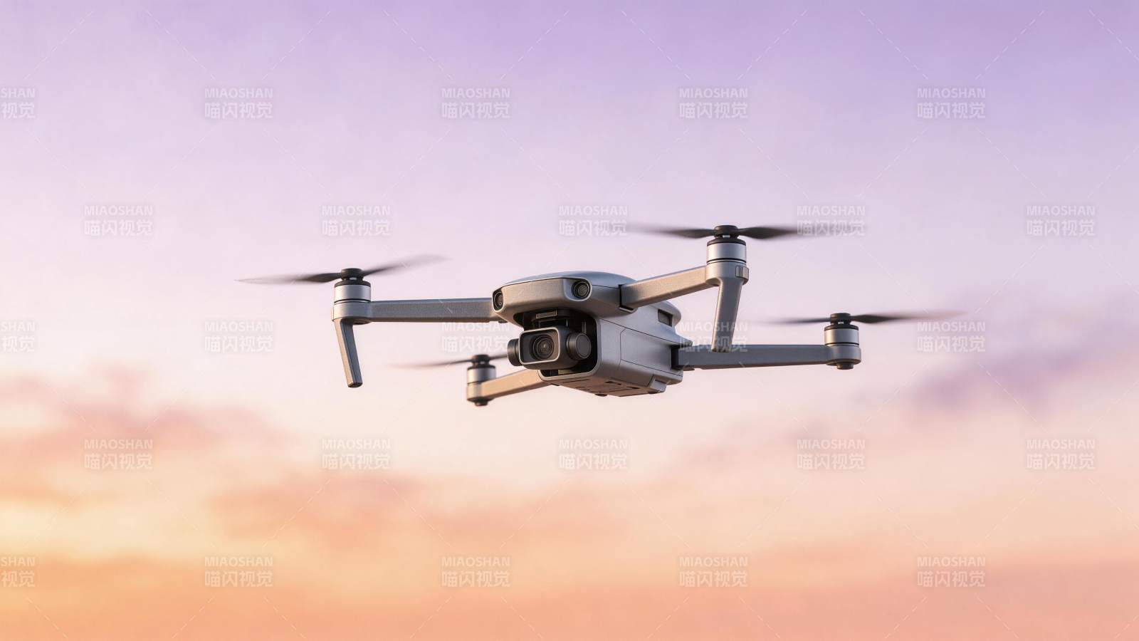 四轴无人机在黄昏天空中飞行拍摄图片