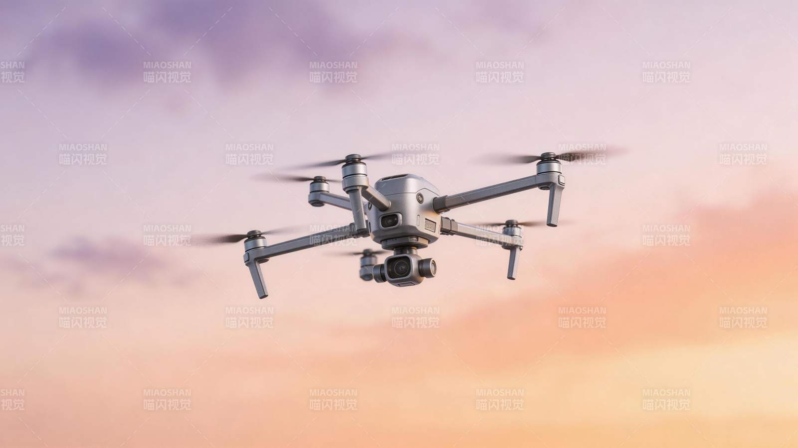 四轴无人机在黄昏天空中飞行拍摄图片