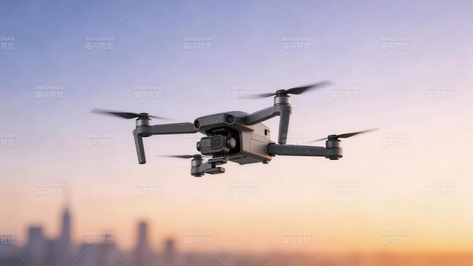 四轴无人机空中飞行拍摄城市黄昏景象图片