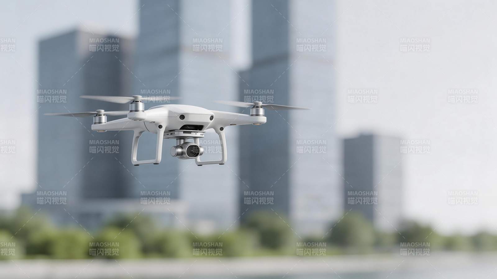 白色四轴无人机悬停于城市建筑前图片