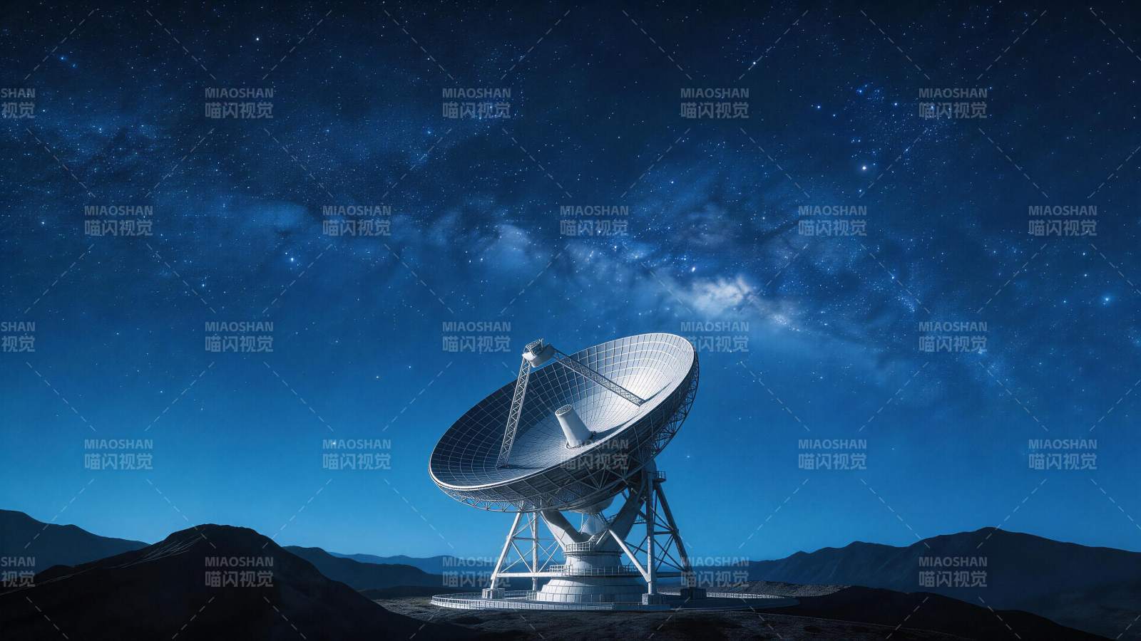 大型射电望远镜矗立于星空下的荒漠山丘间图片