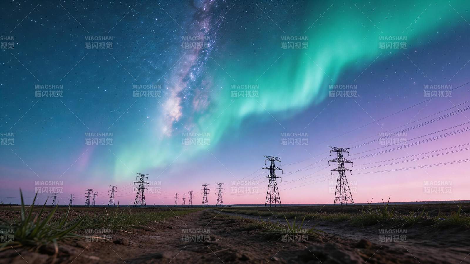 极光与银河下输电铁塔林立田野夜景图片