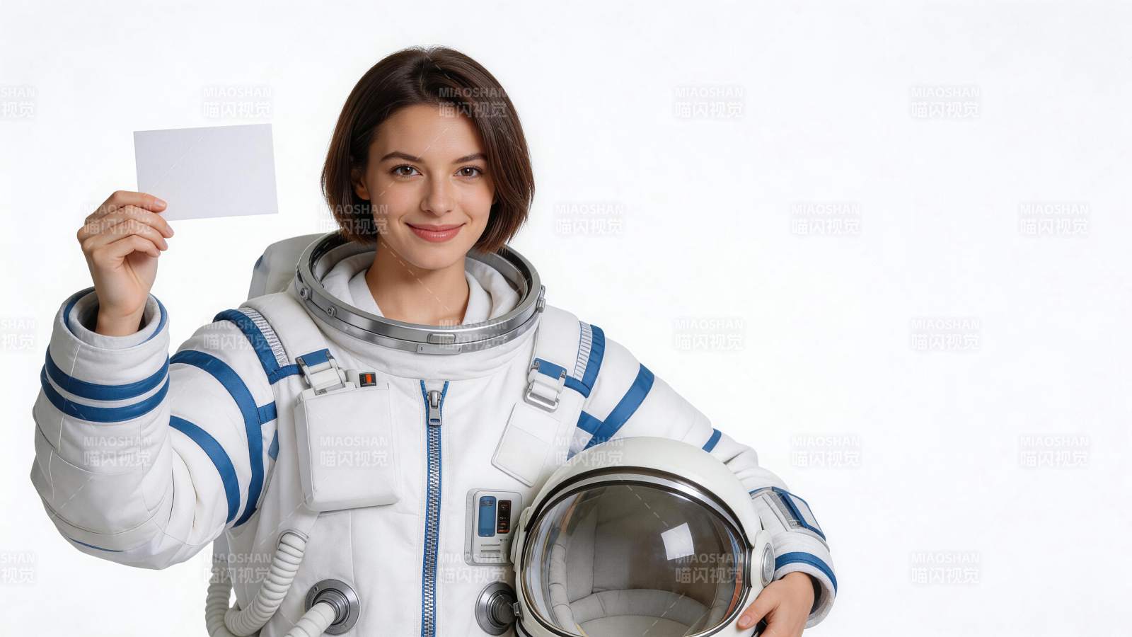 女宇航员手持白卡面带微笑展示太空服图片