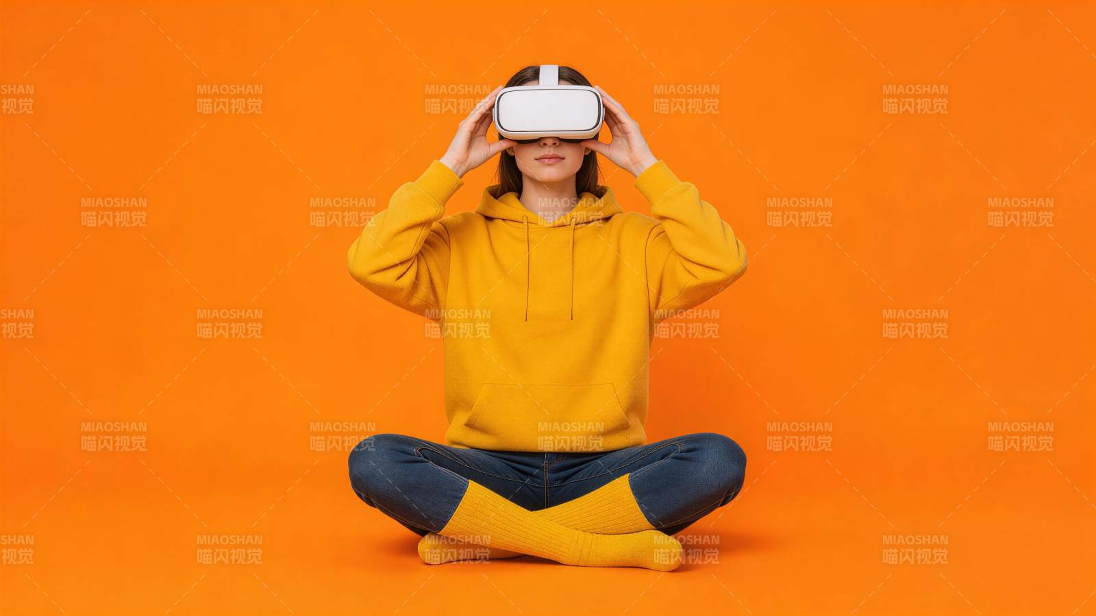 女子盘坐佩戴白色VR头显沉浸体验图片