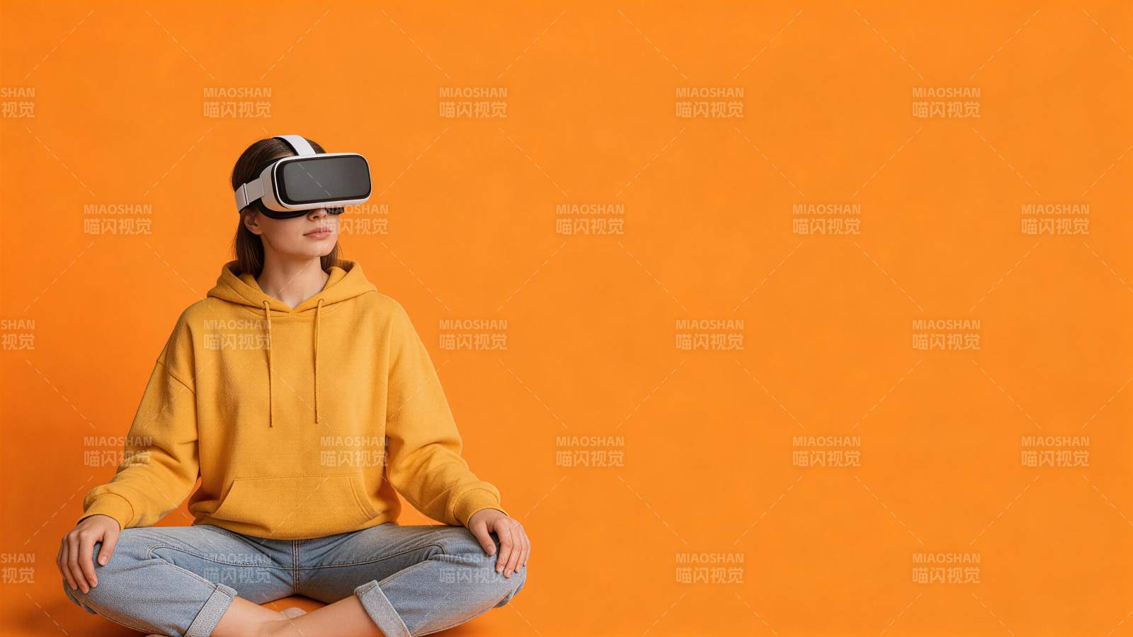 女子佩戴虚拟现实头显静坐冥想图片