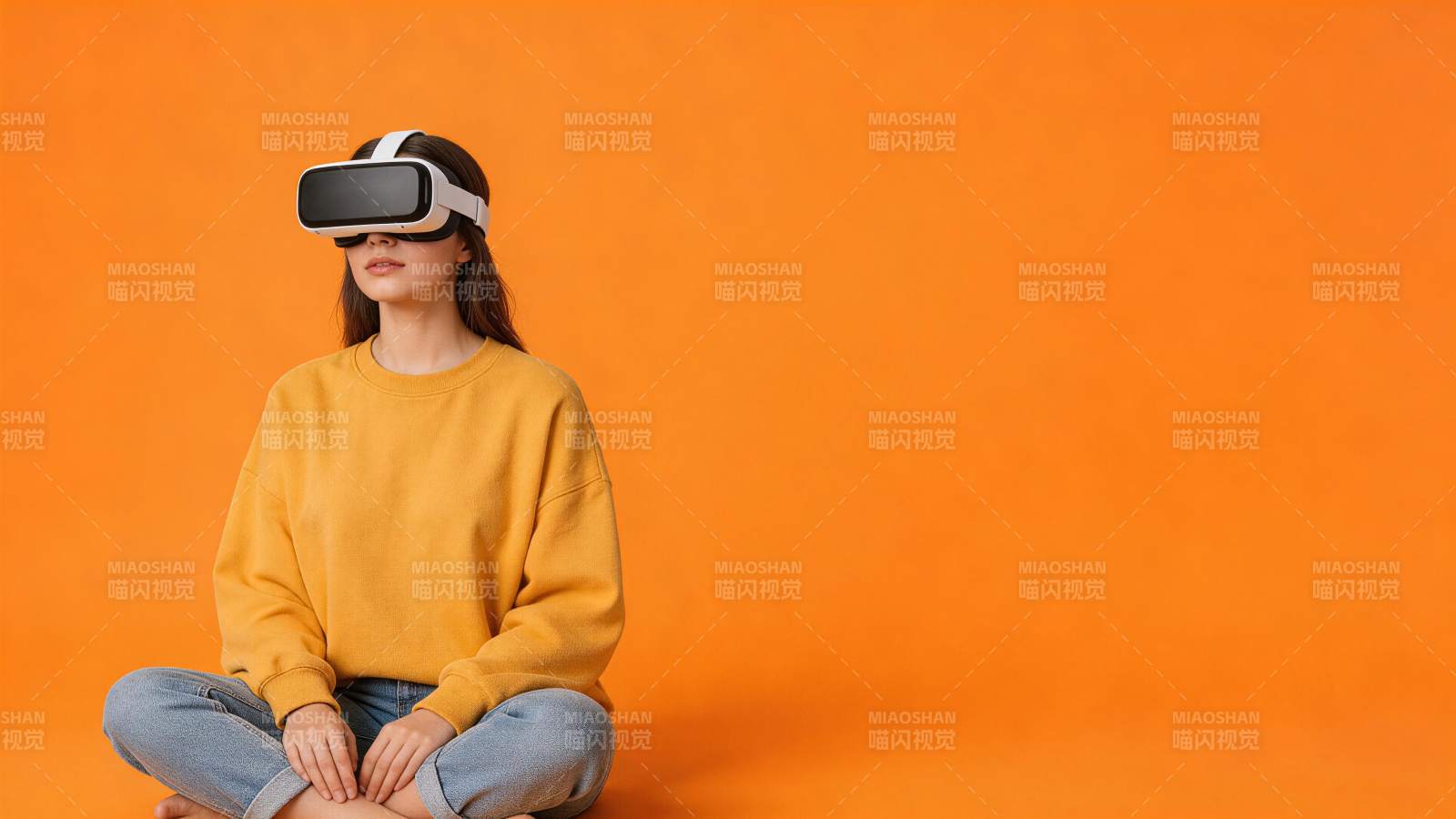 女子佩戴虚拟现实头显坐姿体验设备图片