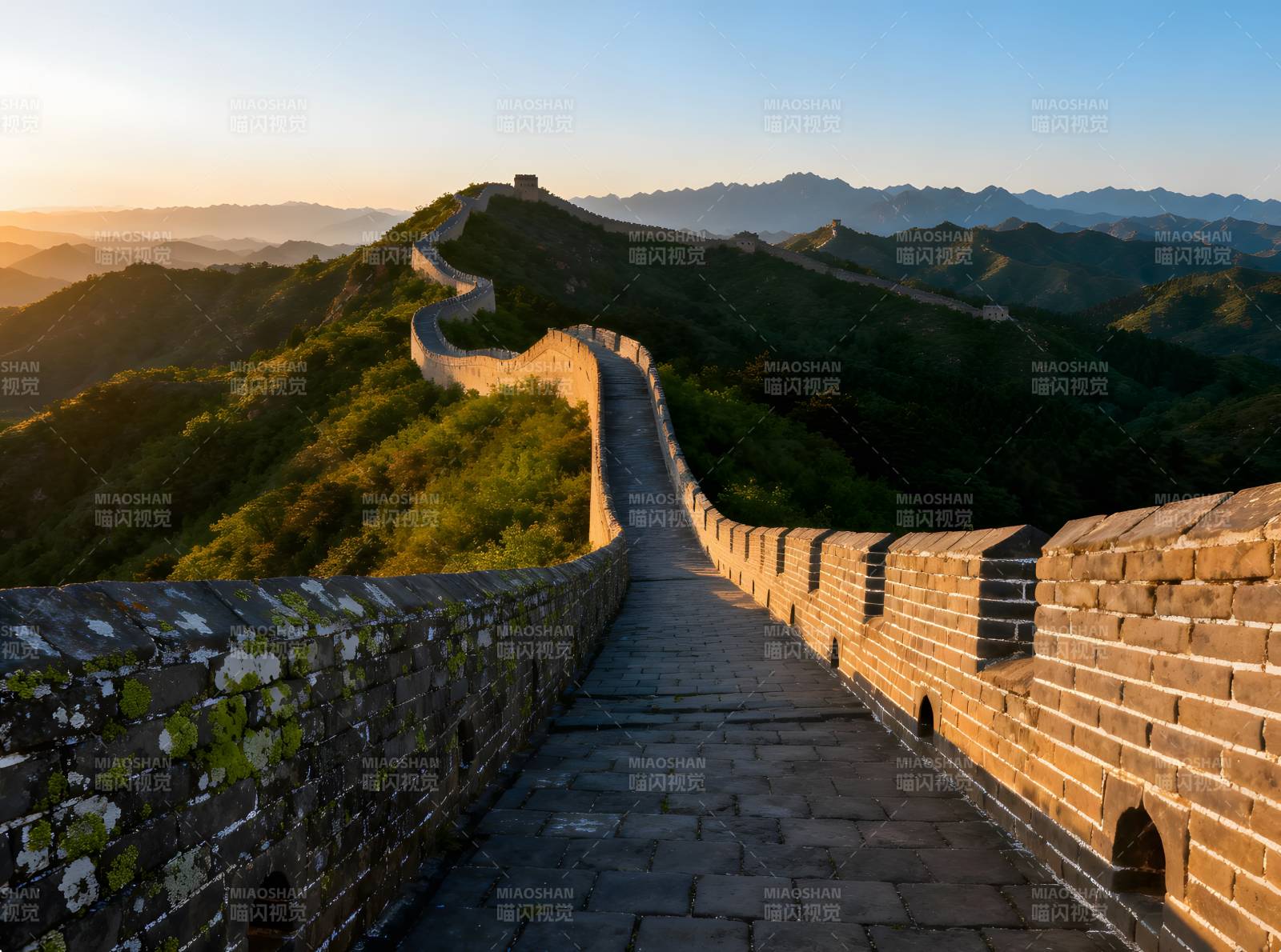 长城蜿蜒入云间图片