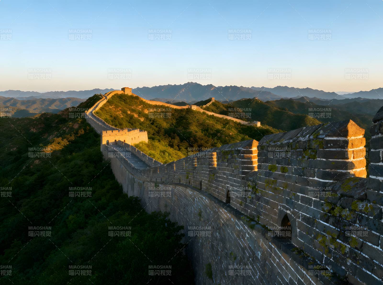 长城蜿蜒山间图片