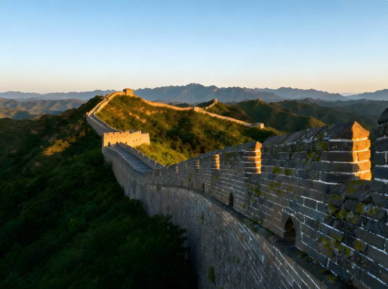 长城蜿蜒山间图片