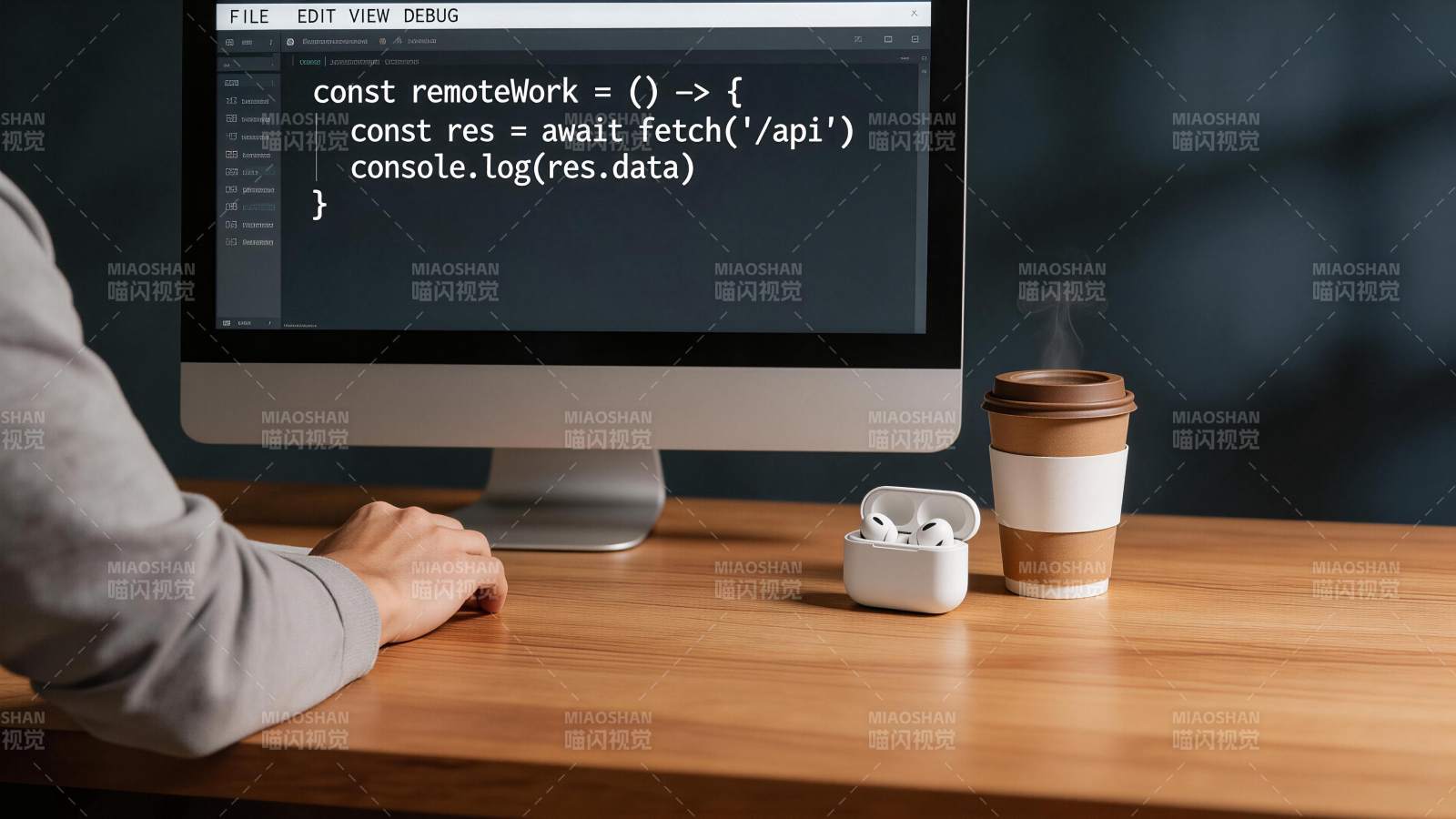 程序员在电脑前编写远程工作代码图片