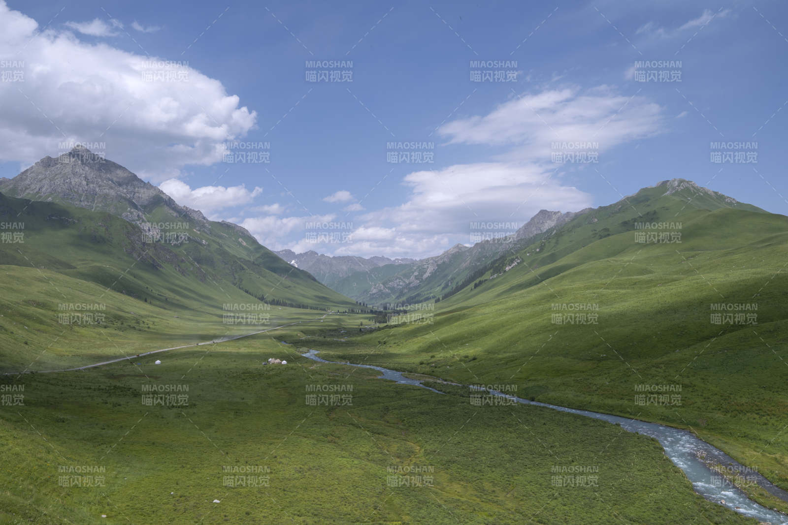 青山绿水映蓝天图片