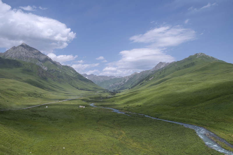 新疆孟克特古道青山绿水映蓝天图片