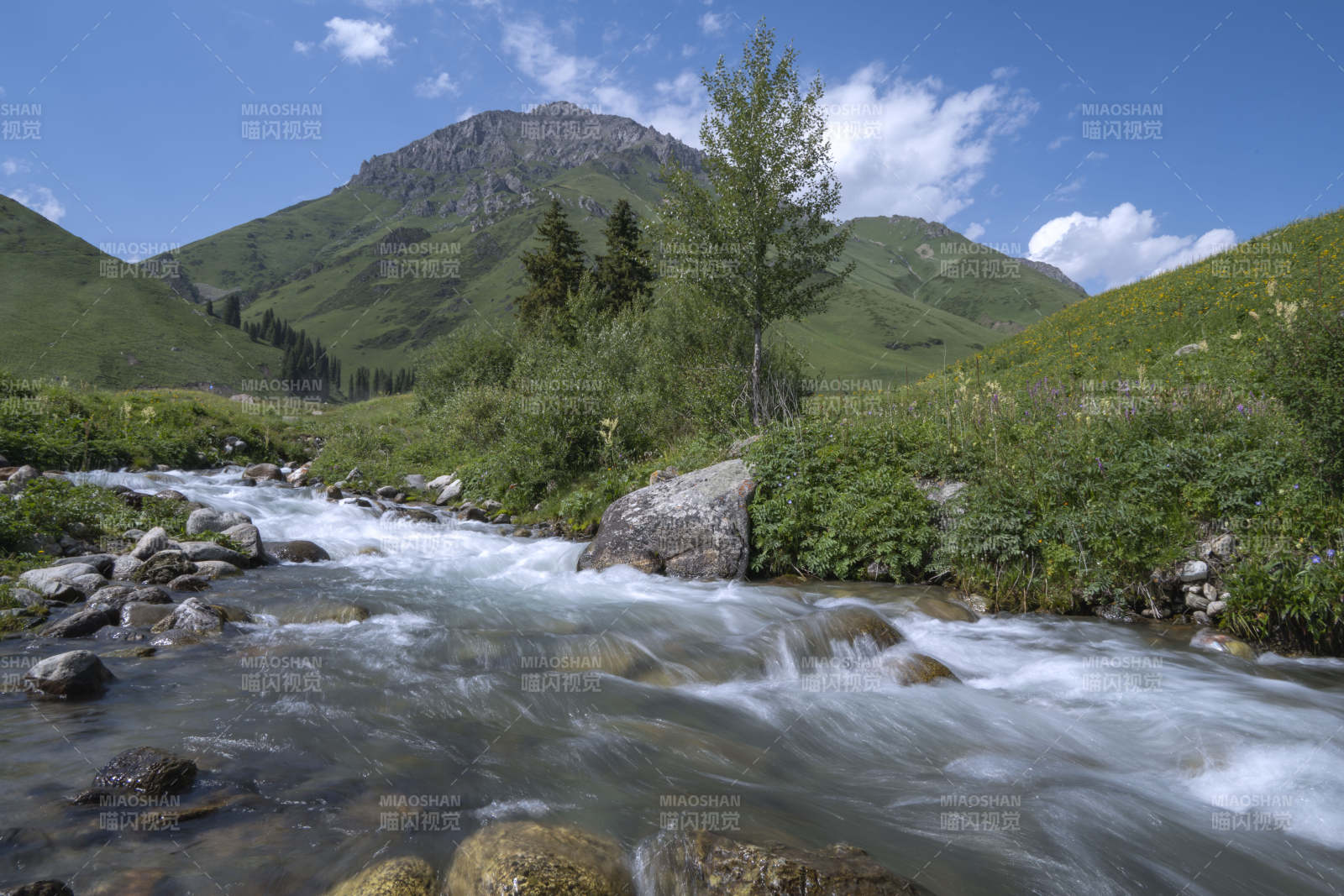 山间溪流奔涌图片