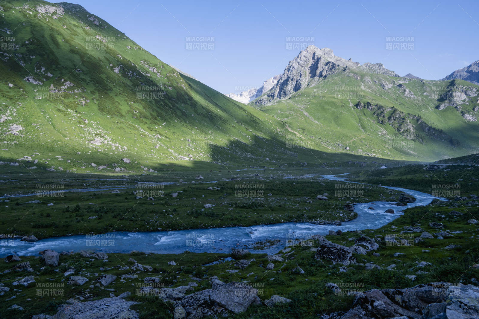 青山绿水映山川图片