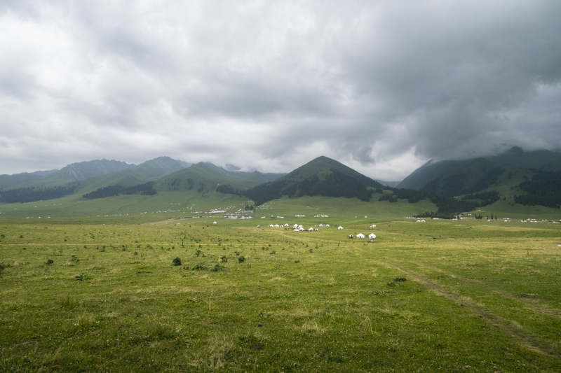 草原山峦云影图片