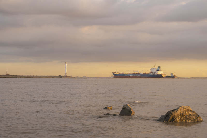 海港暮色船影图片
