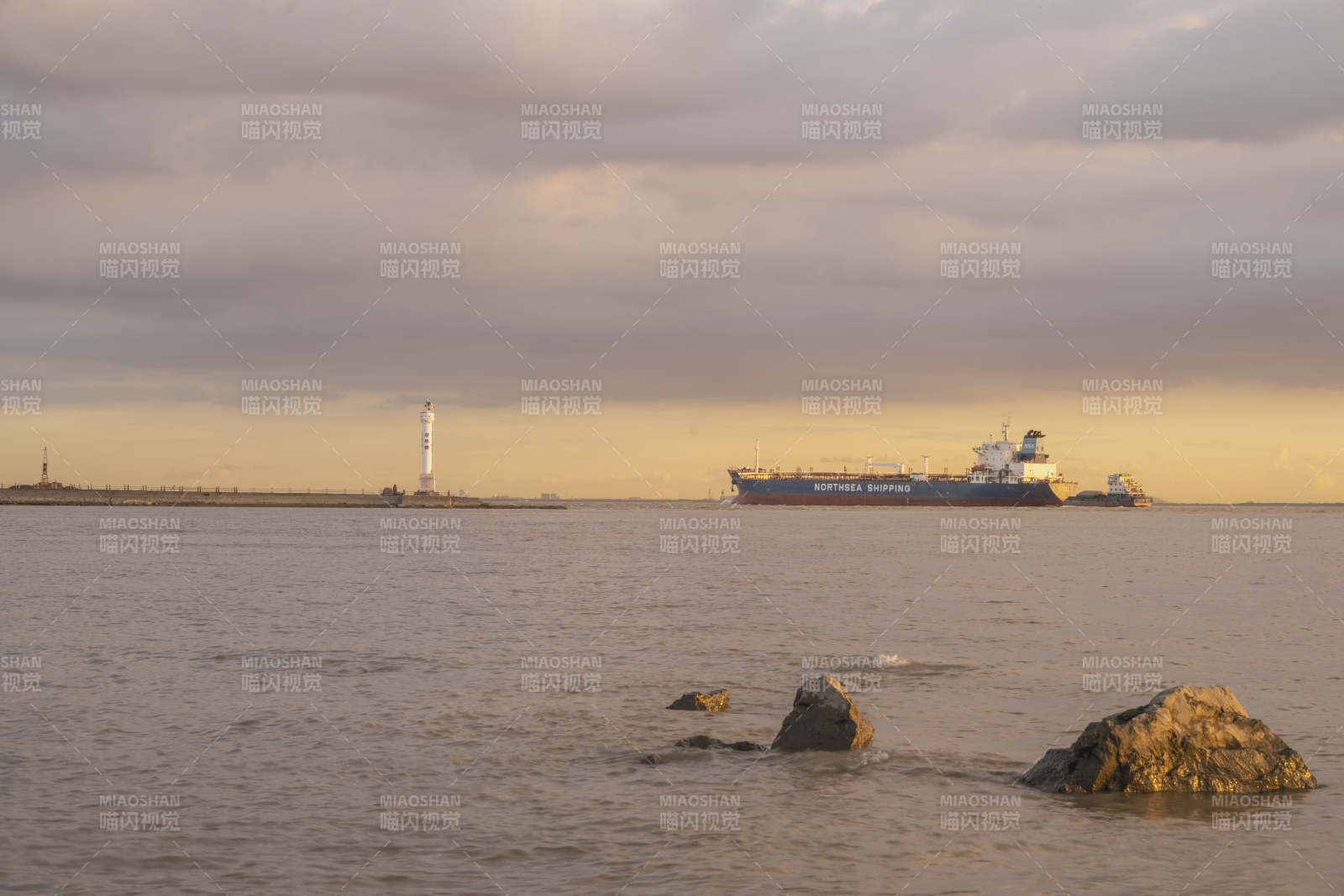 海港暮色船影图片