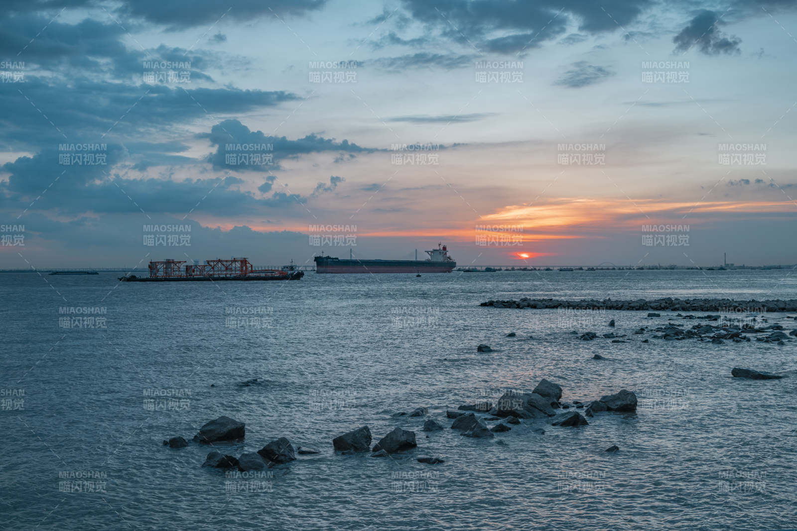 海港暮色船影图片