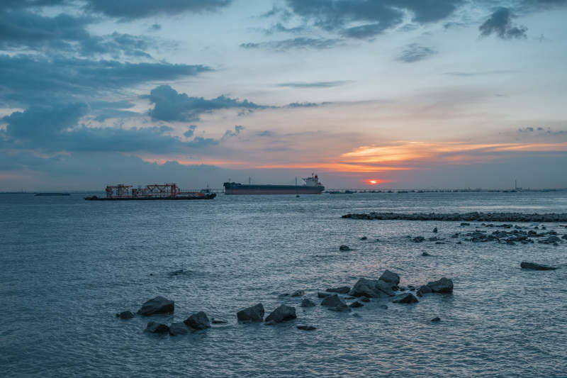 海港暮色船影图片