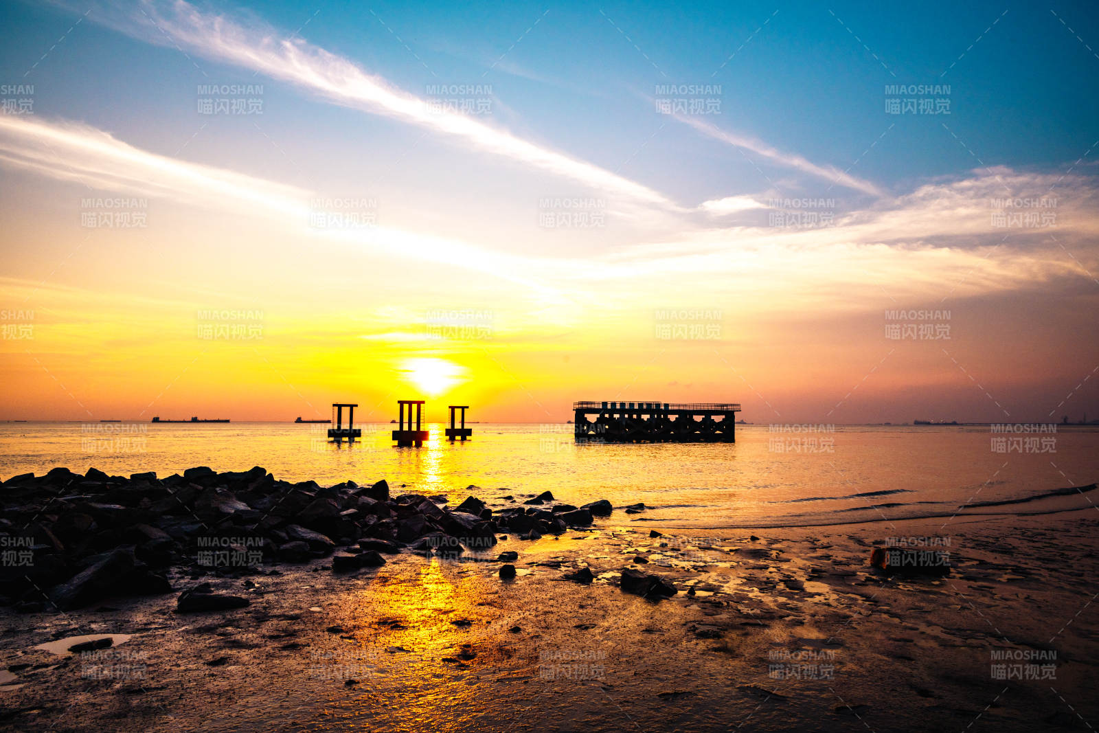 夕阳下的海港剪影图片