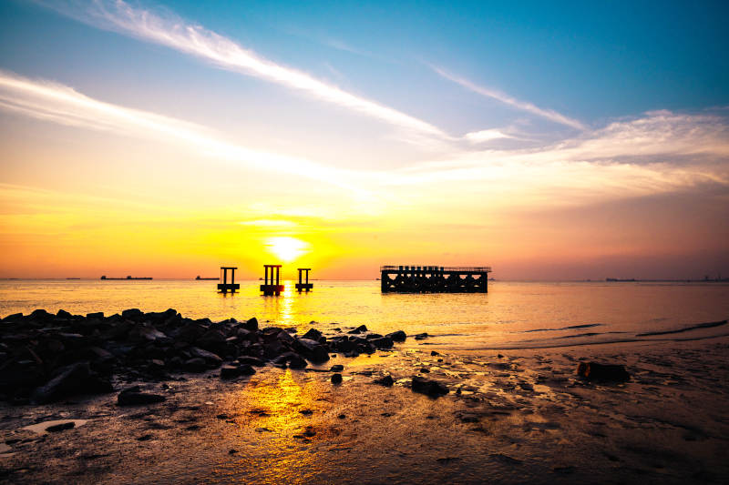 夕阳下的海港剪影图片