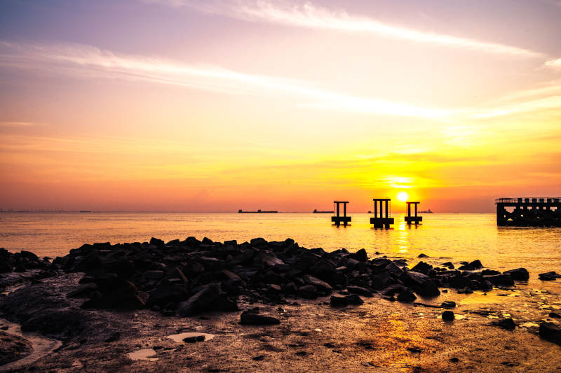 夕阳海港剪影图片