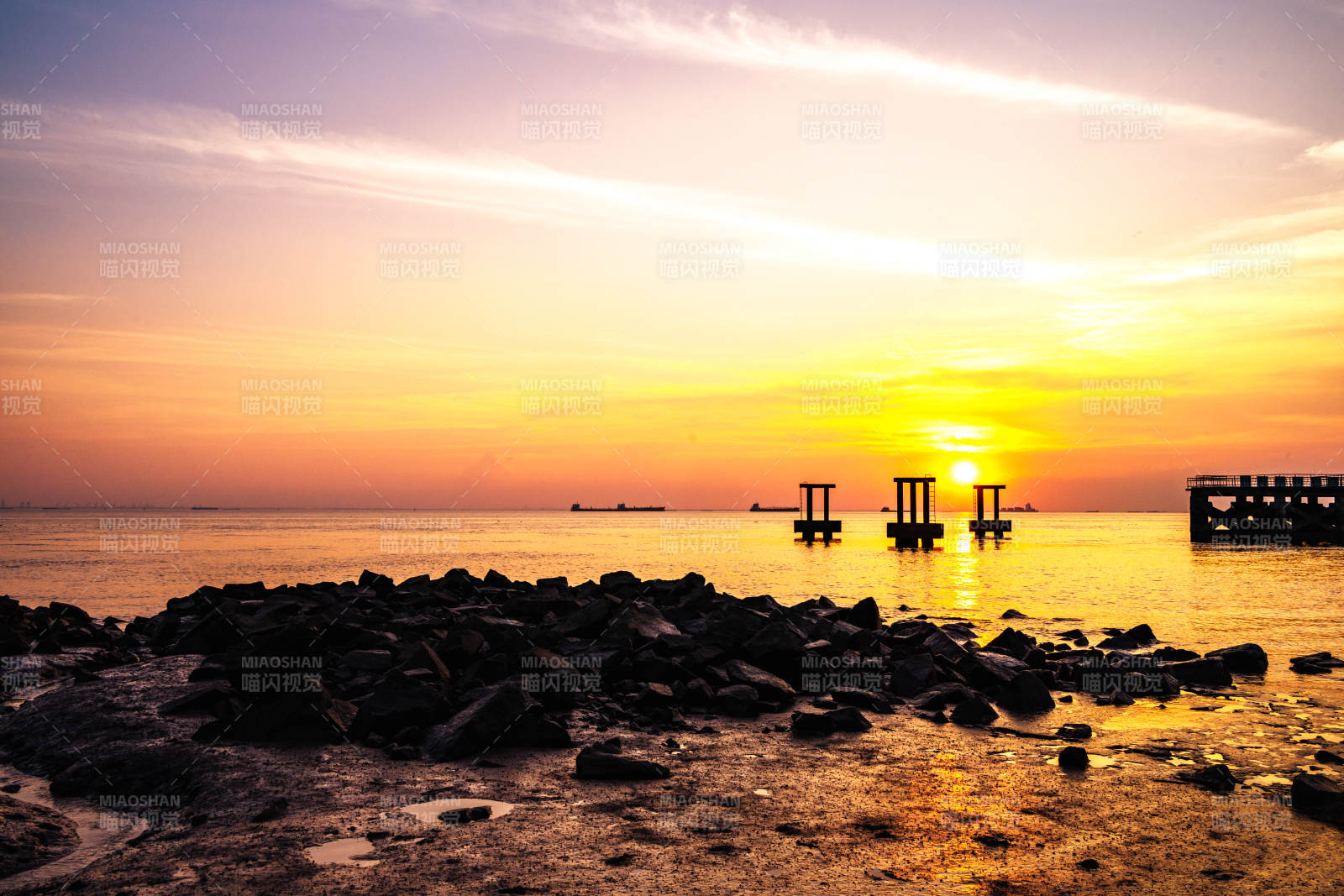 夕阳海港剪影图片