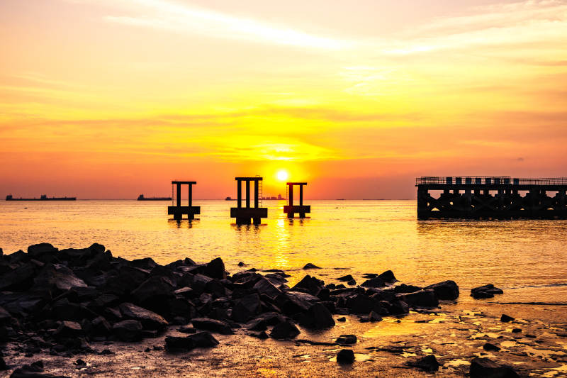 夕阳下的海港剪影图片